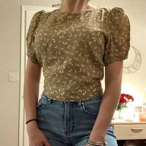 Puffy sleeved shirt with open back